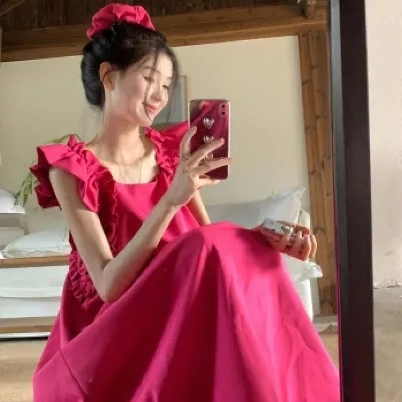 

Молодежное платье в стиле дофамин для женщин 2024 года. Новый летний фасон с квадратным вырезом и рюшами. Юбка средней длины.