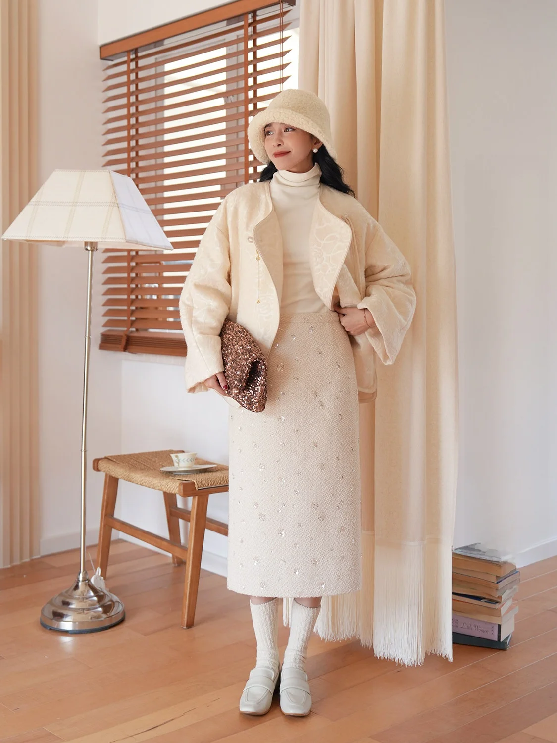 

Elwing New Year's Luxury Rose Wool Embroidered Cotton Jaet Women's Winter Design Buttoned Traditional Chinese New Year's Ou...