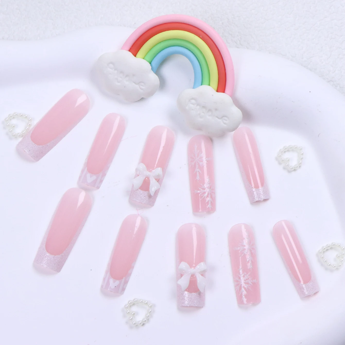 24 قطعة من قوس ندفة الثلج المستطيل بتصميم متألق وأظافر وهمية لعيد الميلاد الفرنسية باللون الأبيض اللؤلؤي تغطي ناي بالكامل