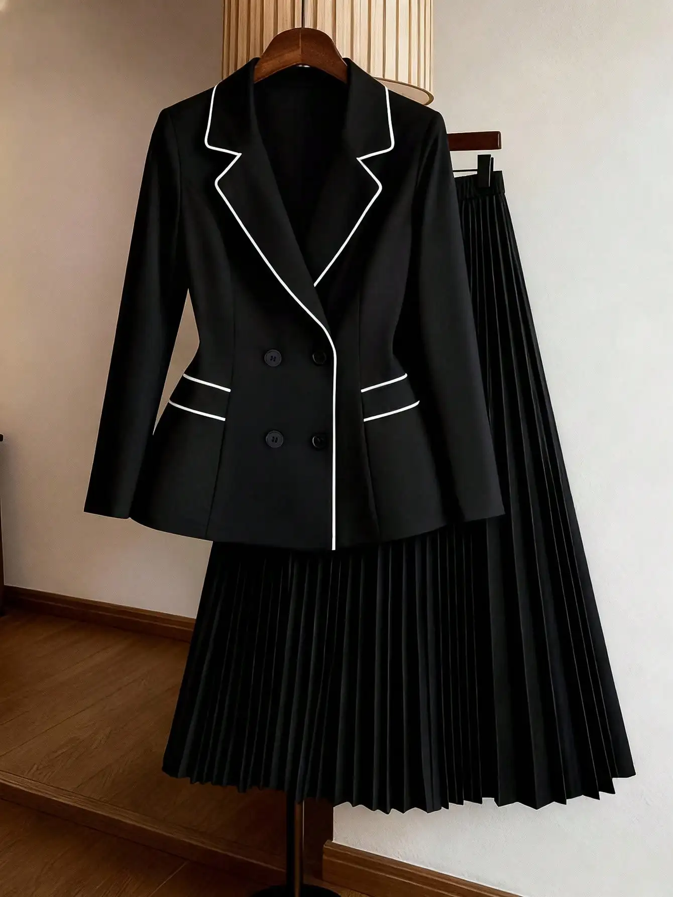 

Черный двубортный блейзер и юбка-плиссе с белой отделкой, комплект для офиса больших размеров