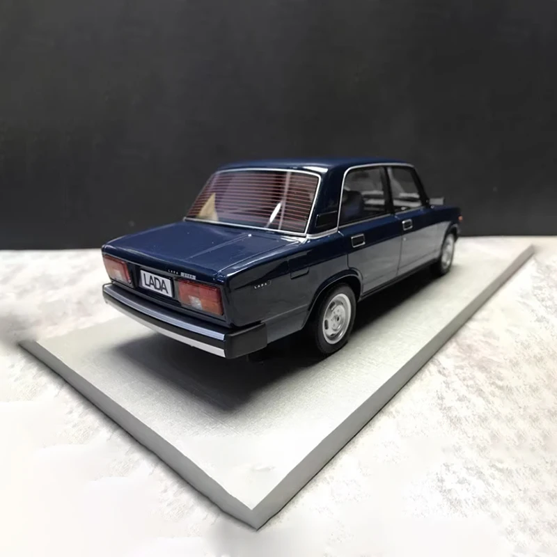 Resin 1:18 Scale Russia Soviet Union Lada 2105 Vintage Cars Model Blue Adult Toy Classics Ornaments Souvenir Gift Static Display