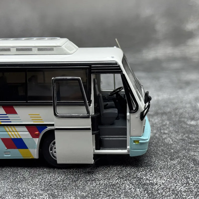 1:64 Car Shadow Pickup Light Guilin Daewoo BH115H Luxury Tourist Bus Alloy Diecast Model Metal Coach Bus Collectible Mini view 4