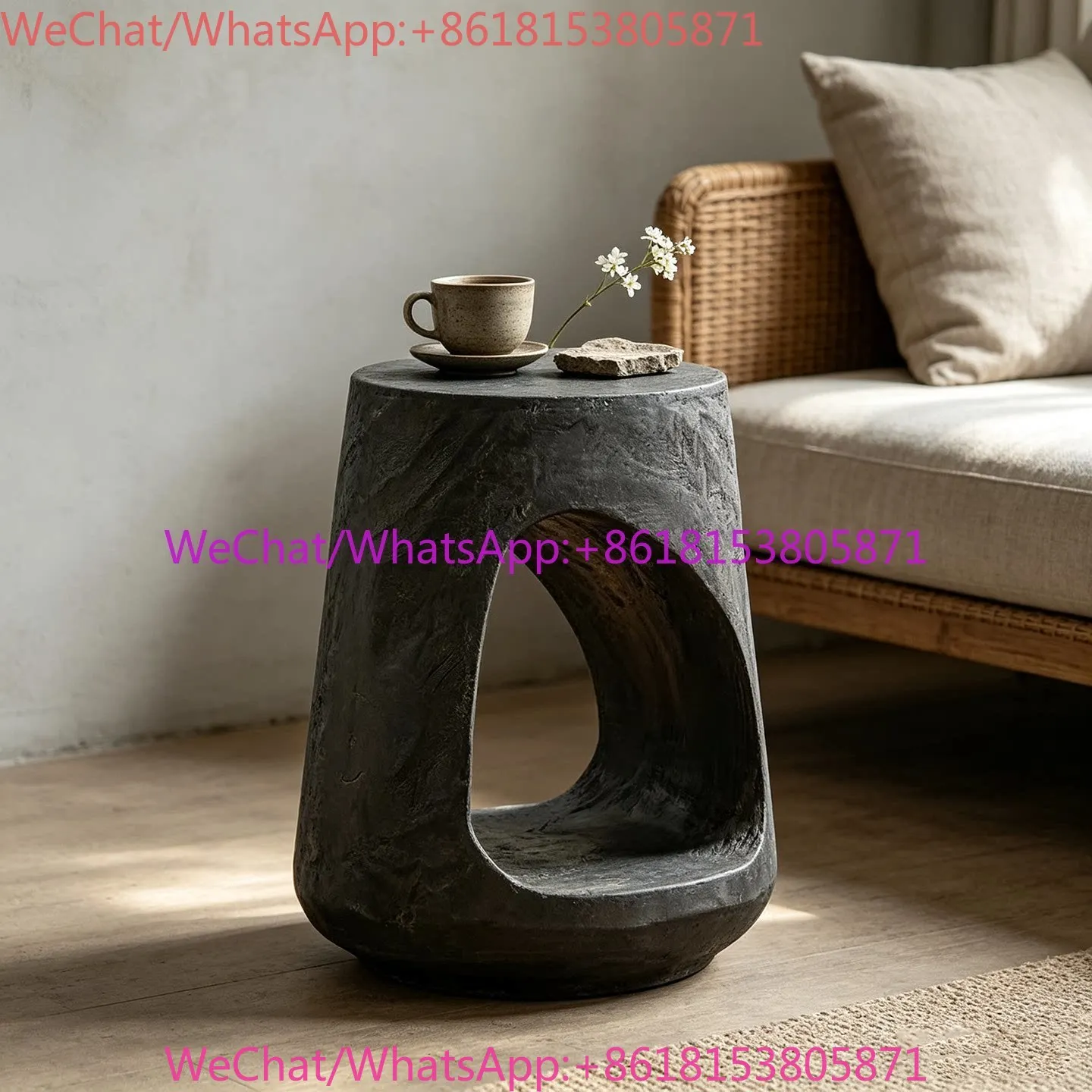 Beside the wabi-sandy wind imitation solid wood sofa, there are a few bedside tables in the art corner, which can hold books