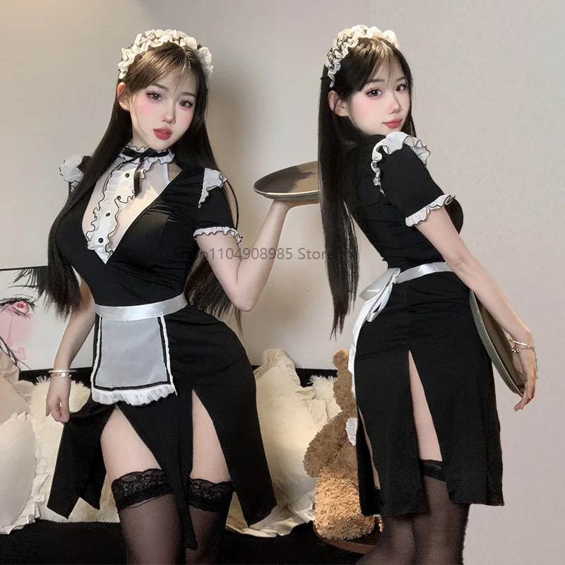 タイトな曲線で魅せるメイド風ワンピ—フリル×サテンエプロン