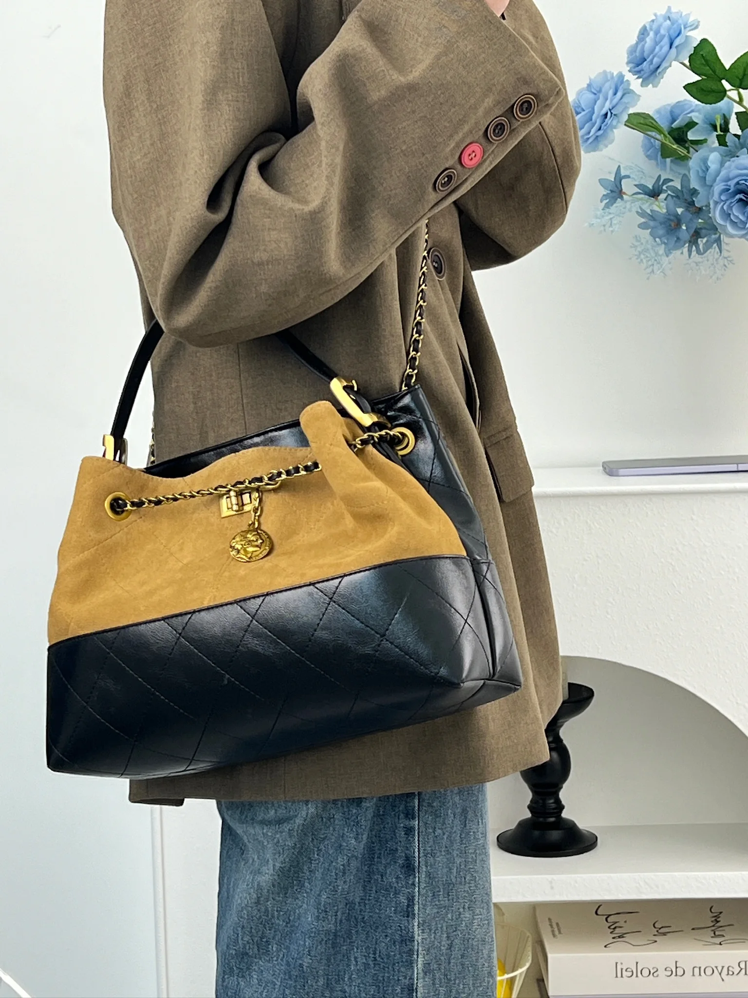 

Ladies Large Capacity Handbag Fashionable Matching Genuine Leather Matte Finish Shoulder Strap Crossbody Bag for Women