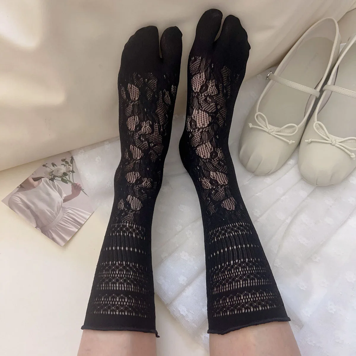 Neue schwarze Jacquard-Tabi-Socken für Damen, Sommer, hohles Blumenmuster, geteilte Zehensocken, Lolita, niedlich, atmungsaktiv, elastisch, Zweizehen-Socken