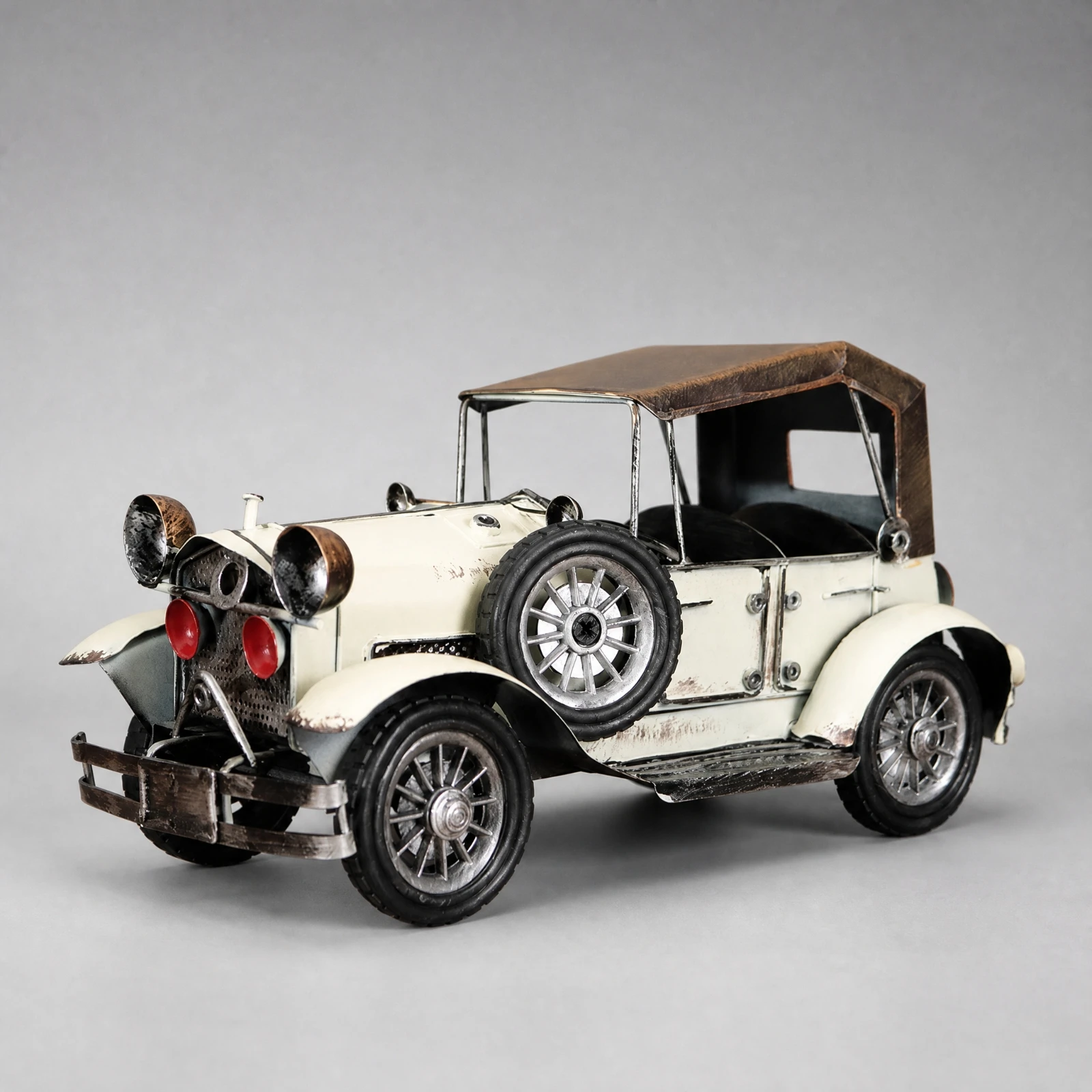 Decorative Model Antique-Style Retro Automobile Figurine with Spare Tire Retro Metal Car Statue Collectible