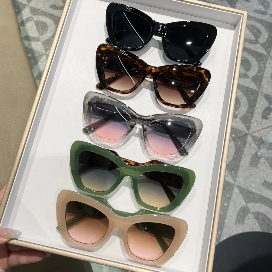 1 pezzo di occhiali da vista alla moda da donna e da uomo con design Cat Eye, bordi larghi, cerniera in metallo alla moda, aspetto elegante, disponibili in M