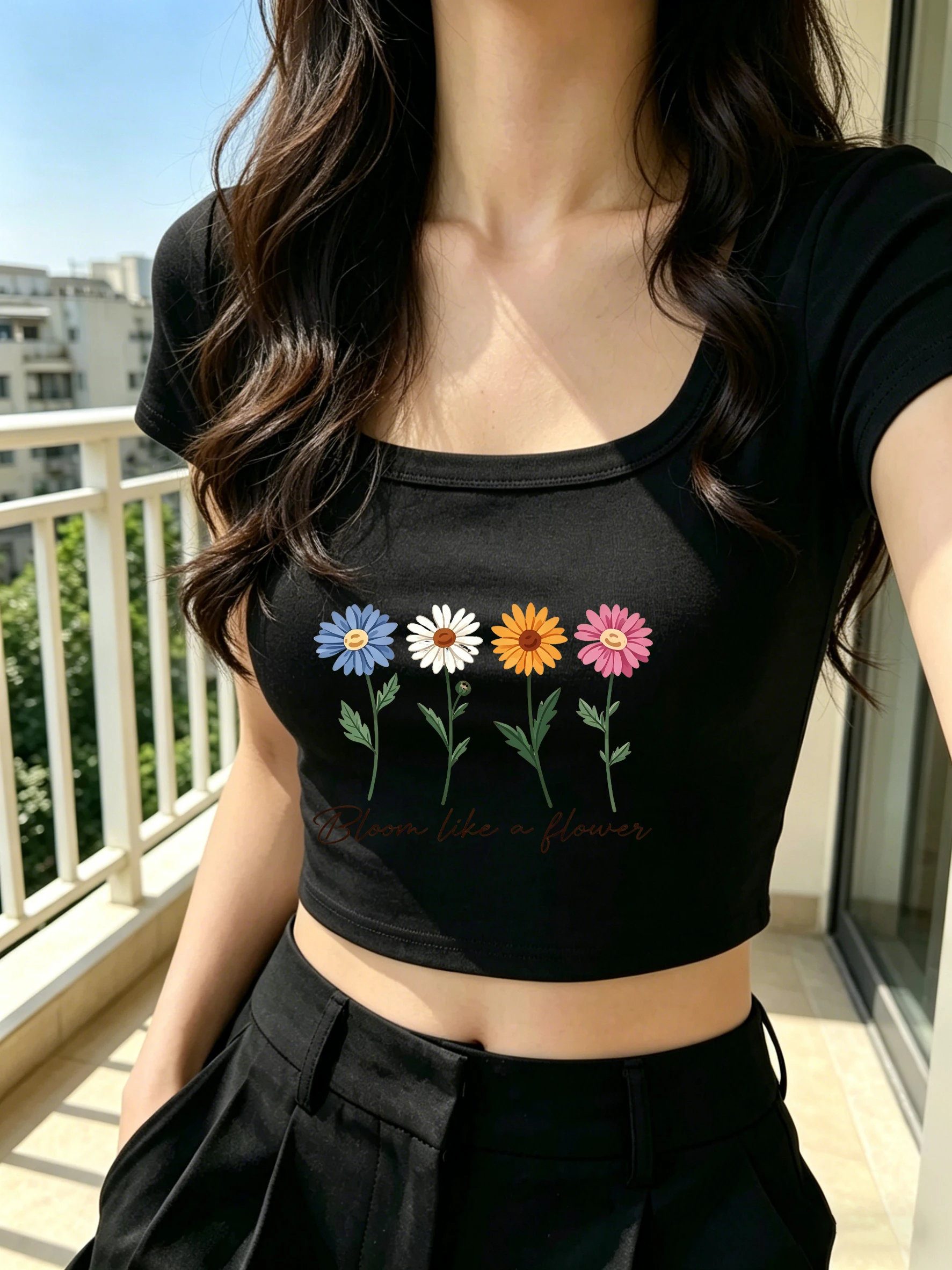 Camiseta corta informal ajustada con cuello cuadrado para mujer, color negro, estampado floral con la frase "Bloom like a flower"