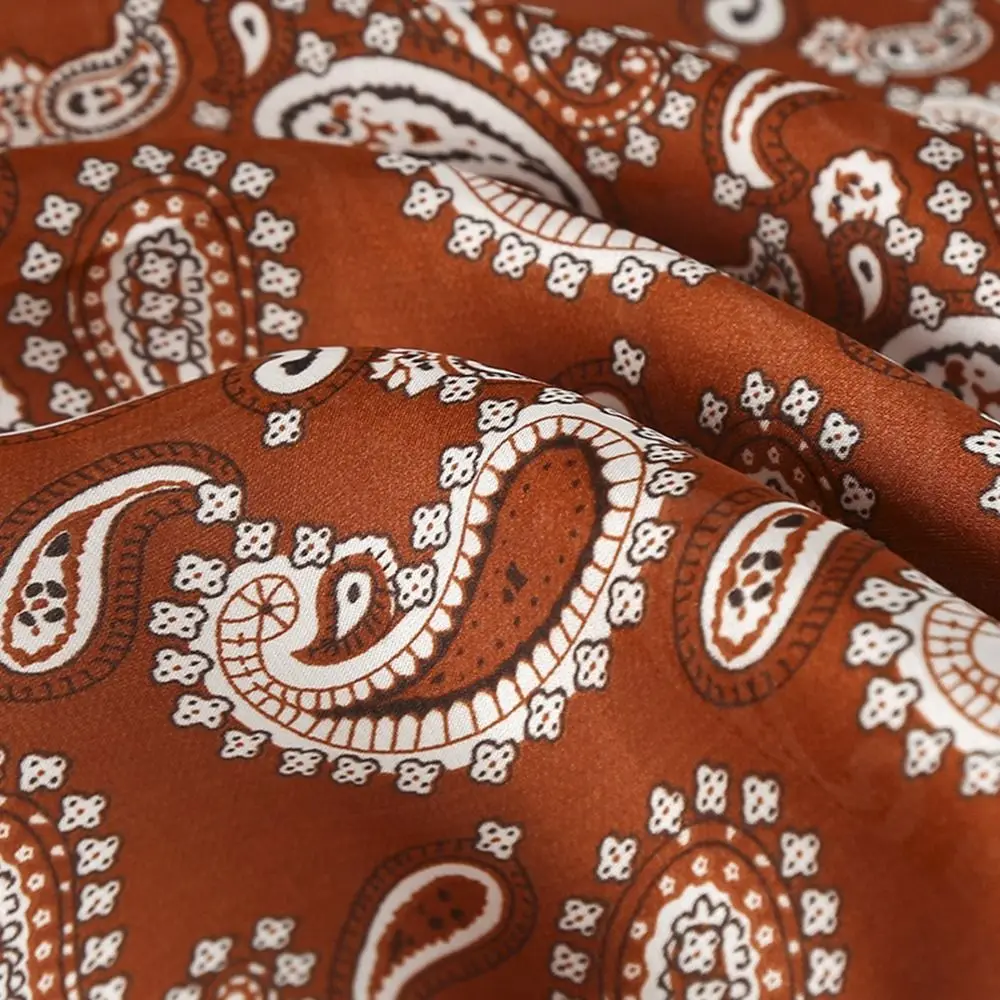 وشاح مربع صغير التجميع الفرنسي الملابس والاكسسوارات الطباعة المطبوعة وشاح الكورية نمط الأوشحة الإناث شال وشاح حريري