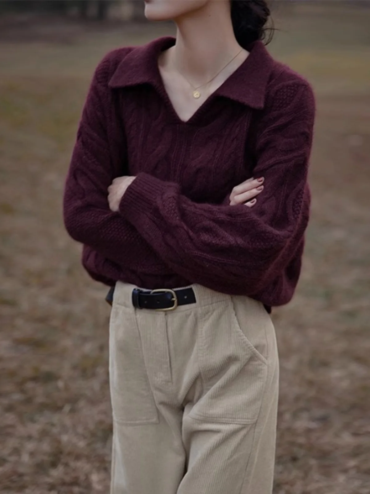 Le donne maglione di cashmere con risvolto maglione twist blu retrò indossano un pullover a vento pigro in autunno e inverno.