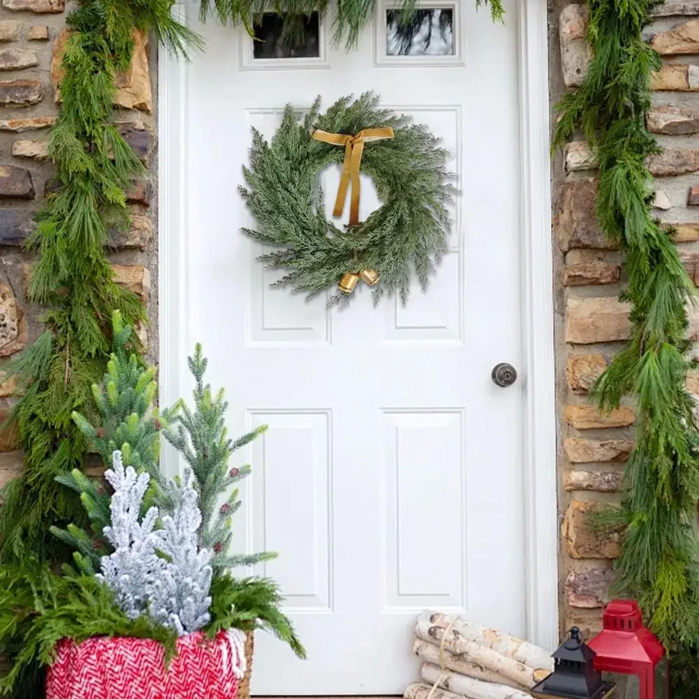 

Искусственные рождественские венки для входной двери Norfolk Pine & Cedar Greenery с бархатными бантами Праздничные венки Real Touch I4O0