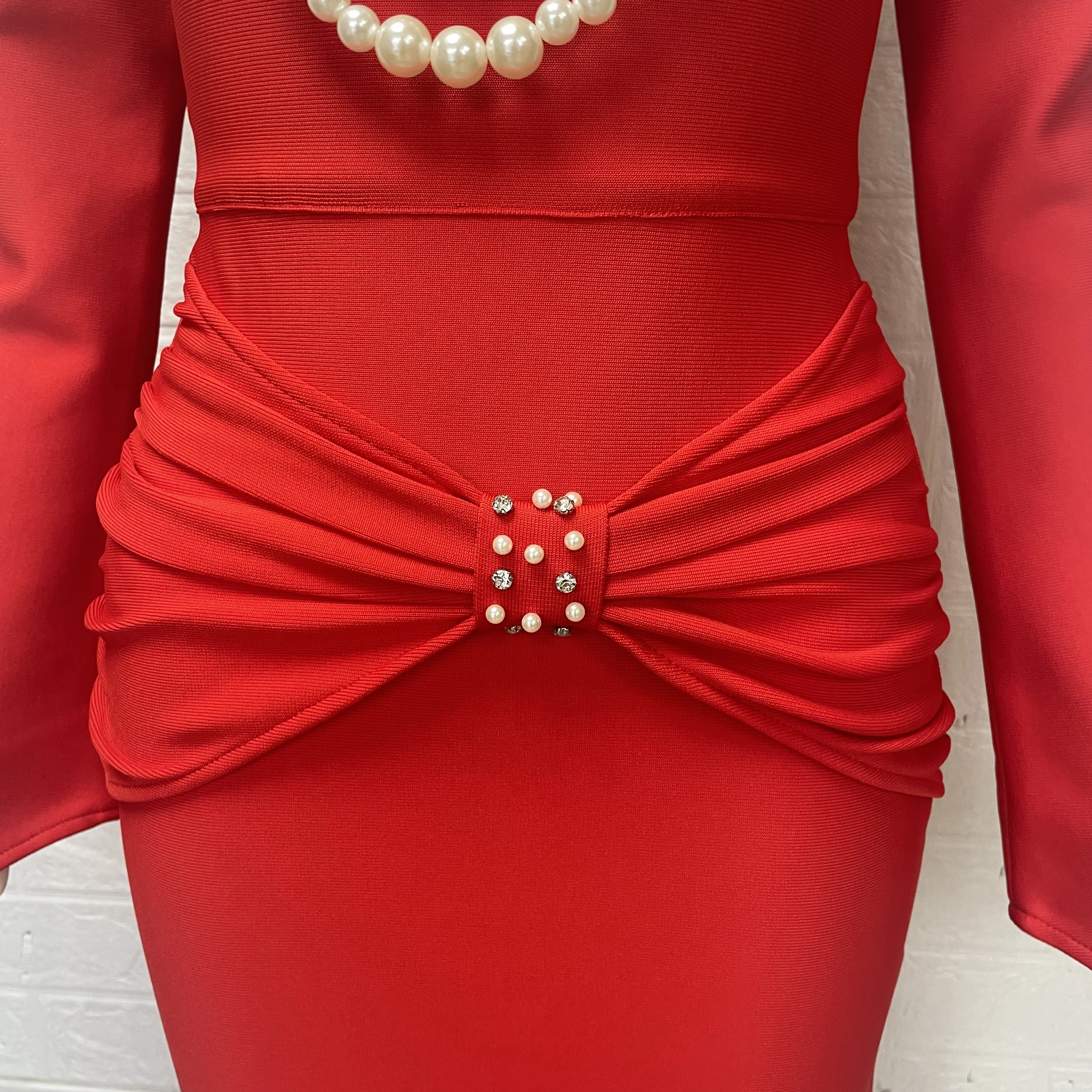 ชุดเดรสยาวรัดรูปสีแดงประดับคริสตัล แขนยาว คอเหลี่ยม ทรงเมอร์เมด สำหรับงานปาร์ตี้ งานราตรี งานพรอม