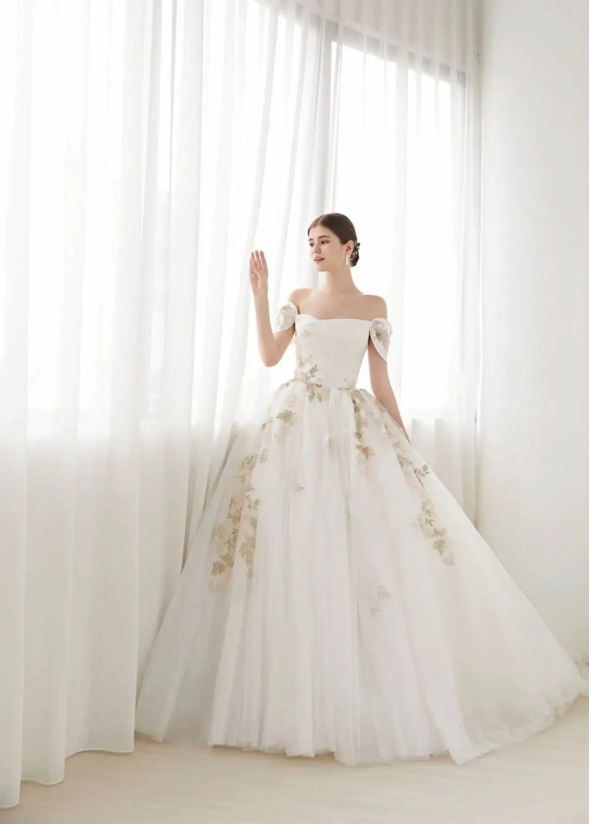 Elegant A Line Wedding Dresses Flower Embroidery Lace Backless Bridal Gown Cathedral Train Vestidos De Novia Customized