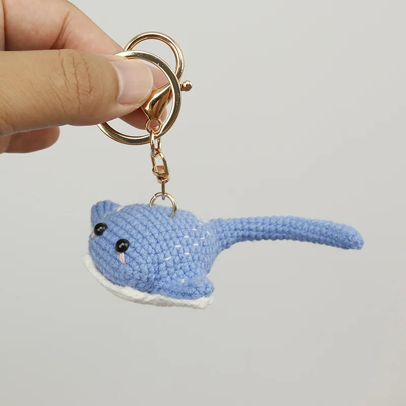 Gehäkelter Fisch-Schlüsselanhänger, handgemachter gestrickter Fisch-Anhänger, Taschen- und Rucksack-Ornament, niedliches Geschenk – Detail 4