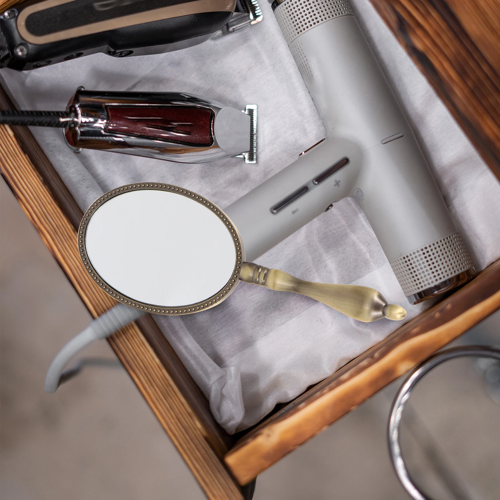 

Handheld Retro Makeup Mirror Compact Portable Lightweight Metal Travel Hand Mirror Vintage Design for