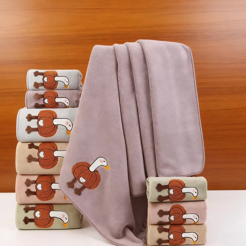 1 Piece Extra-Large Bath Towel (140Cm*70Cm) Made of Coral Fleece, Random Color, Pumpkin and Goose Design Pattern, Large Bath Towel, Soft and Comfortable, Home Bath Towel, Outdoor Bath Towel, Practical Essential Item, Practical Large Bath Towel
