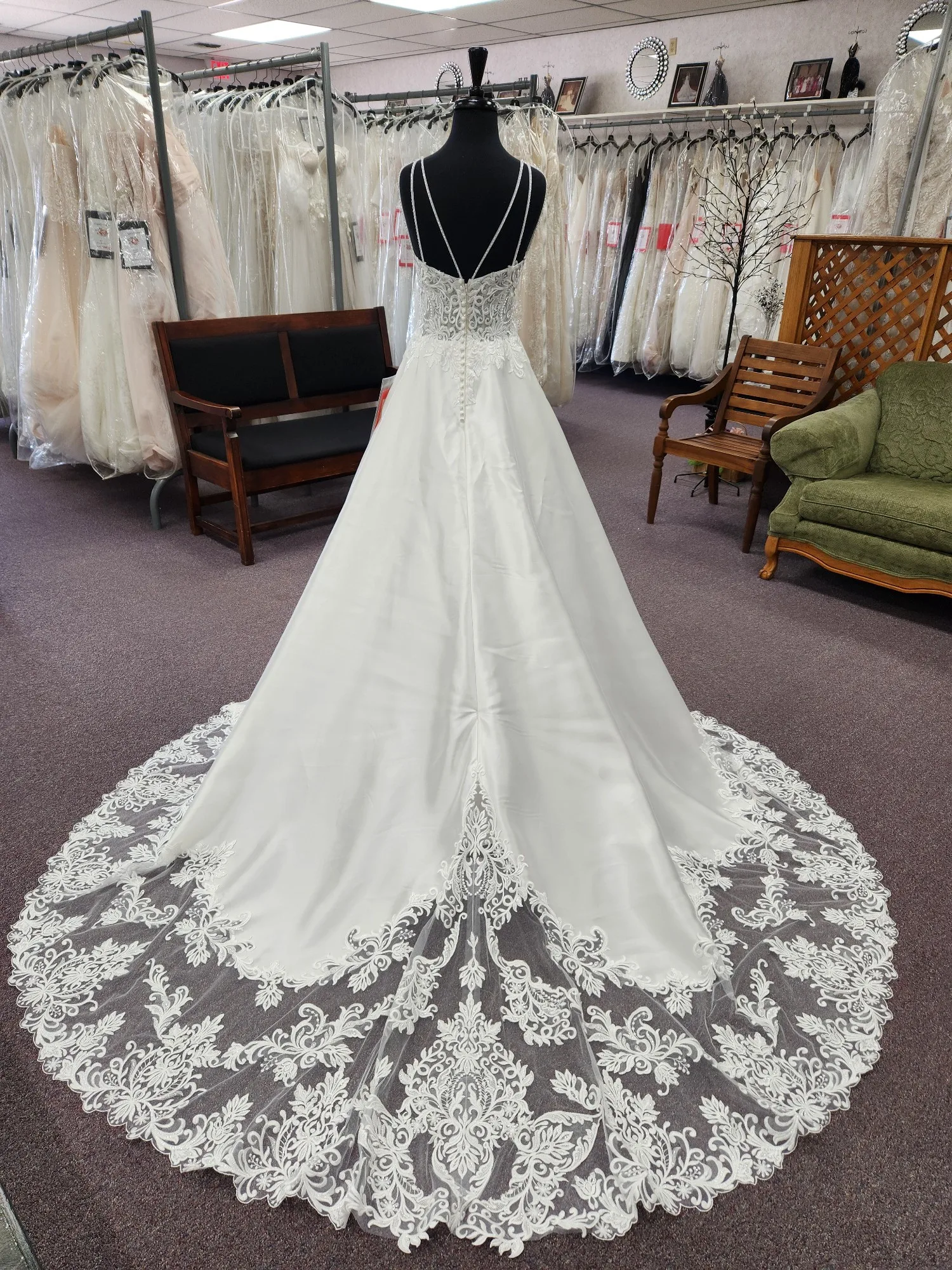 Lakshmigown Brautkleid mit tiefem V-Ausschnitt, Spaghettiträgern, Perlenbesatz, Spitze, Illusion-Oberteil, Satin und Spitzen-Schleppe, nach Maß gefertigt – Detail 6