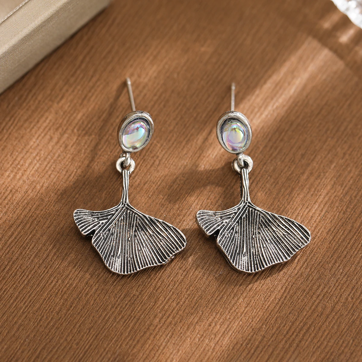 Retro-style engraved leaf vein texture leaf pendant earrings for ladies, suitable for daily outings, vacations or gatherings.