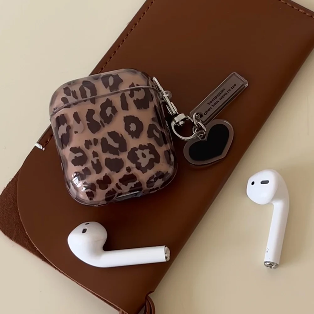 قلادة على شكل قلب أسود فاخر وشفاف بطبعة الفهد لأجهزة airpods 4 3 1 pro 2 حافظة حماية من السيليكون الناعم