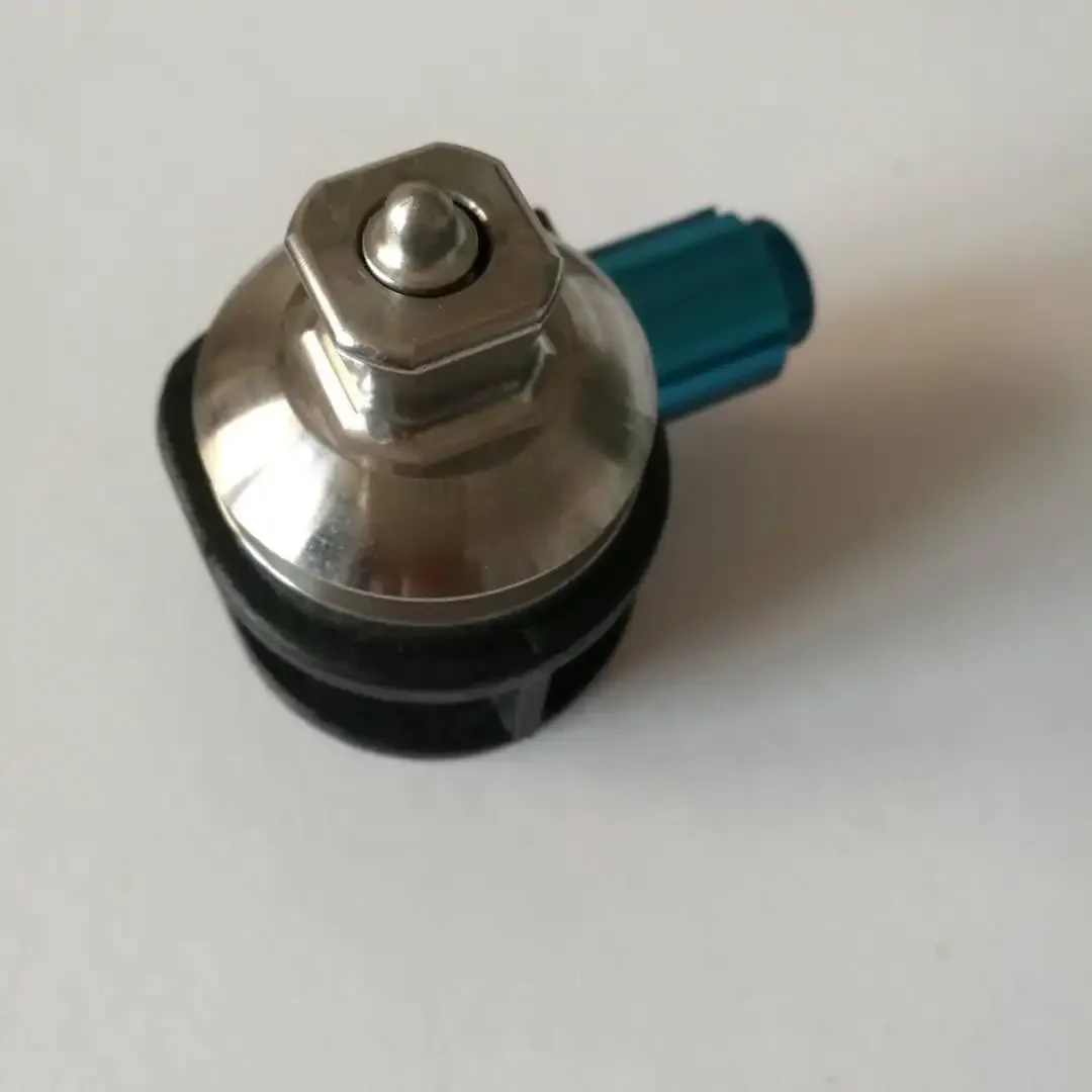A robust and durable flat-hanging gel cap lock with a pyramid-shaped buckle for securely securing the prosthesis.