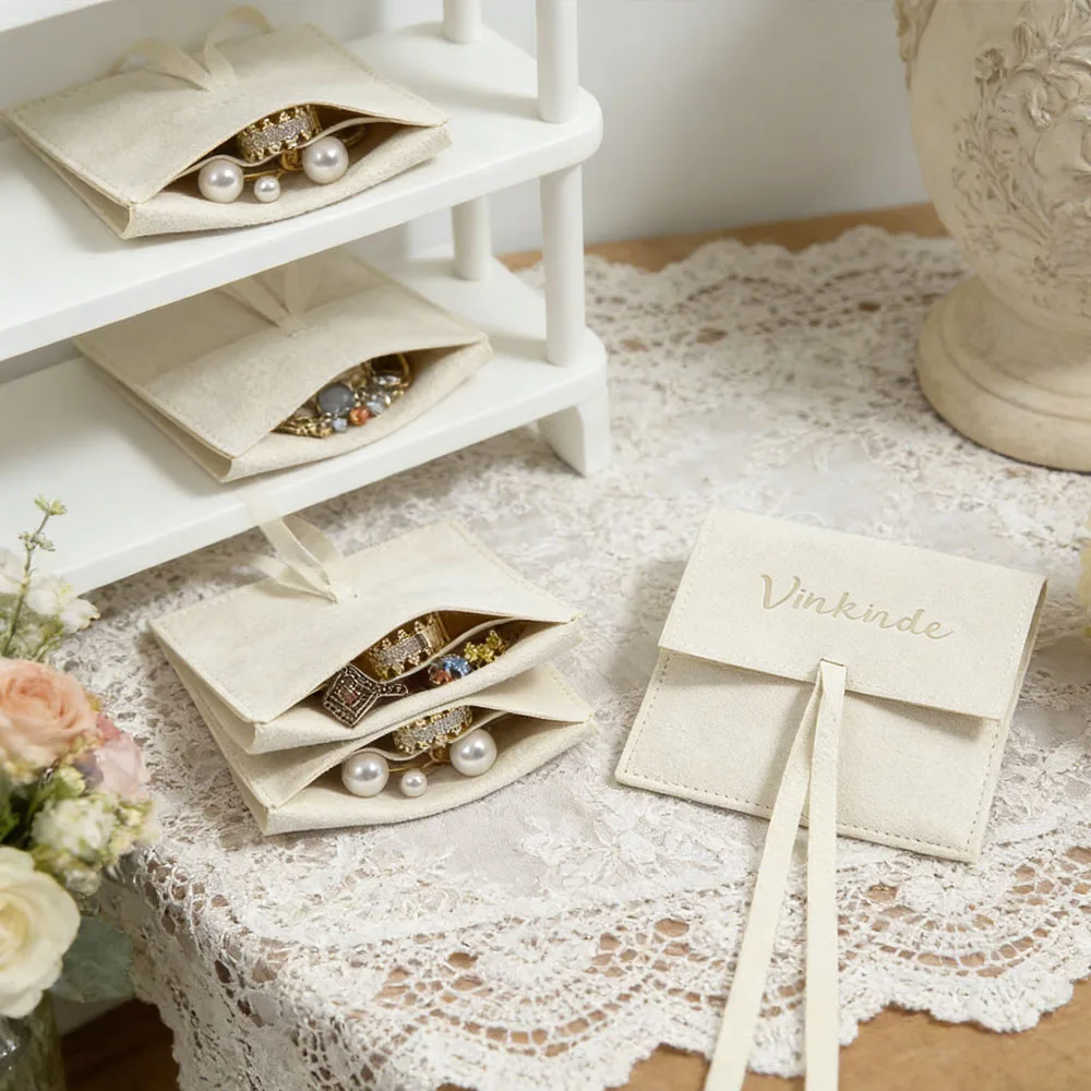 

50 шт. бежевых мешочков из микрофибры с индивидуальным логотипом, разных размеров, полузакрытые замшевые конверты для колец, серег, браслетов, хрустальных брошей