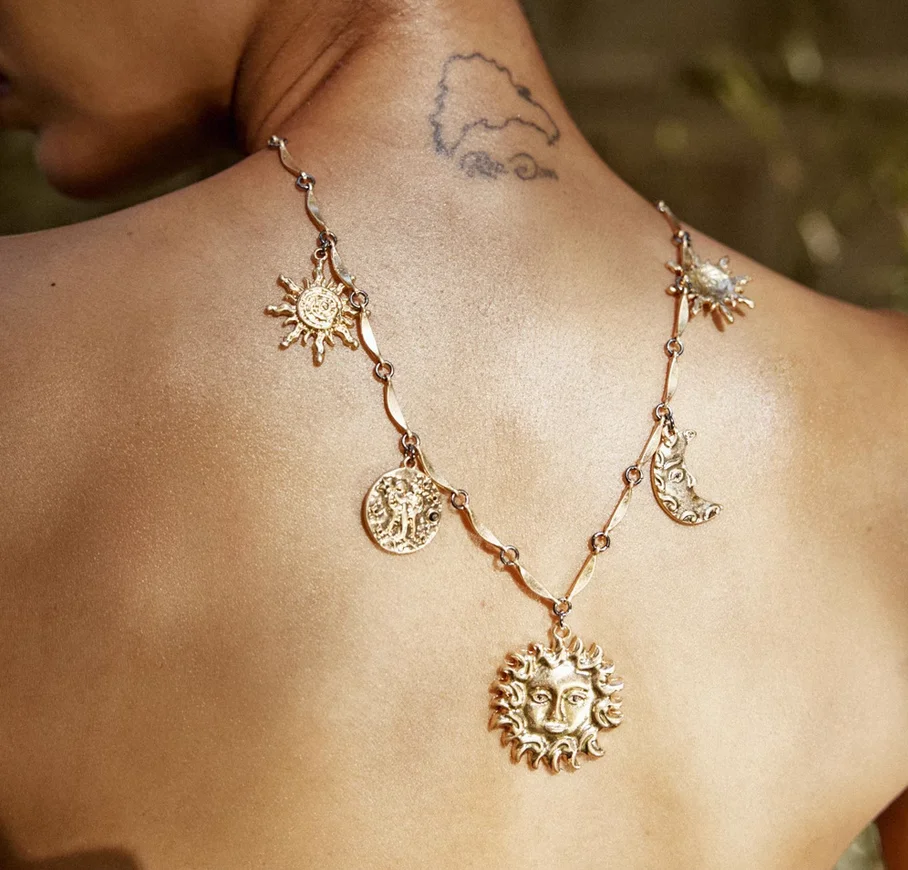 

2025 европейское и американское ретро-металлическое ожерелье с холодным ветром и гербом Солнца и Луны, темпераментное ожерелье