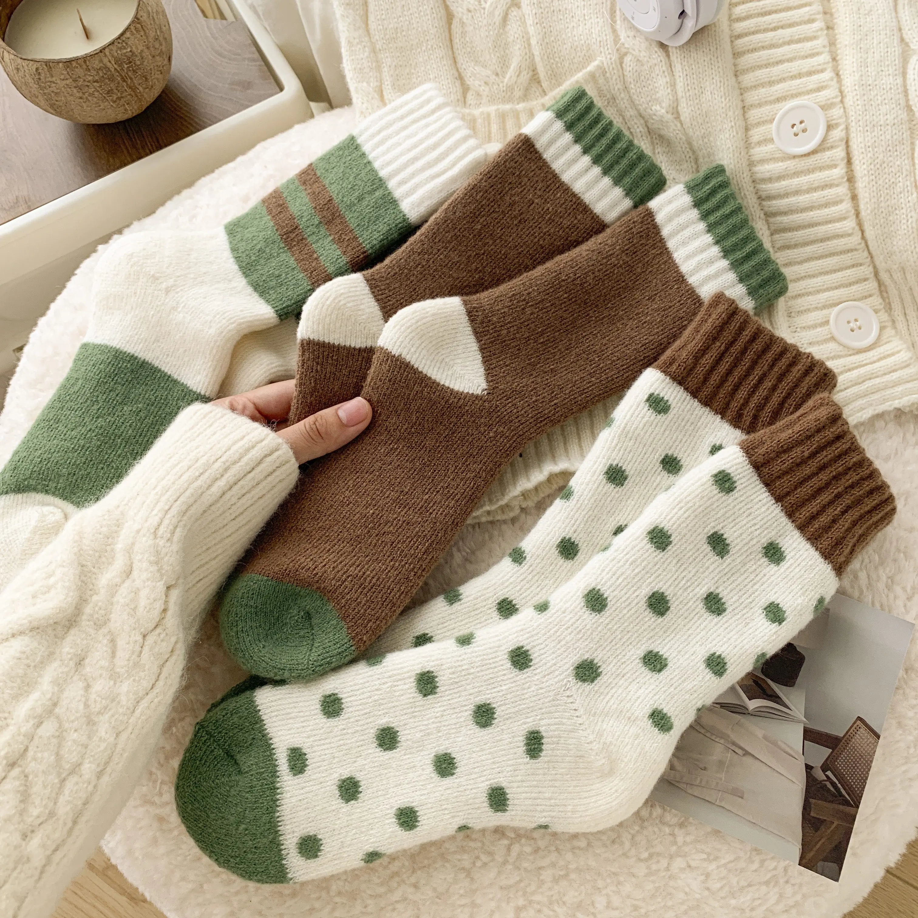 4 Pairs Winter Warm Retro Green Cartoon Thickened Fleece Lined Loop Socks Set - Bulk Packaged for Seasonal