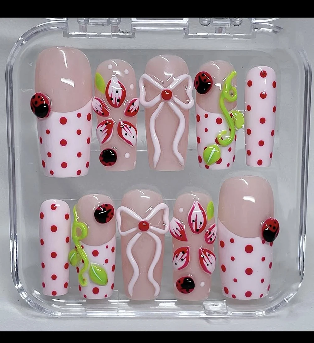 2026年新作夏の花柄てんとう虫デザインプレスオンネイルアー - Nail Art Motif のレビューと価格