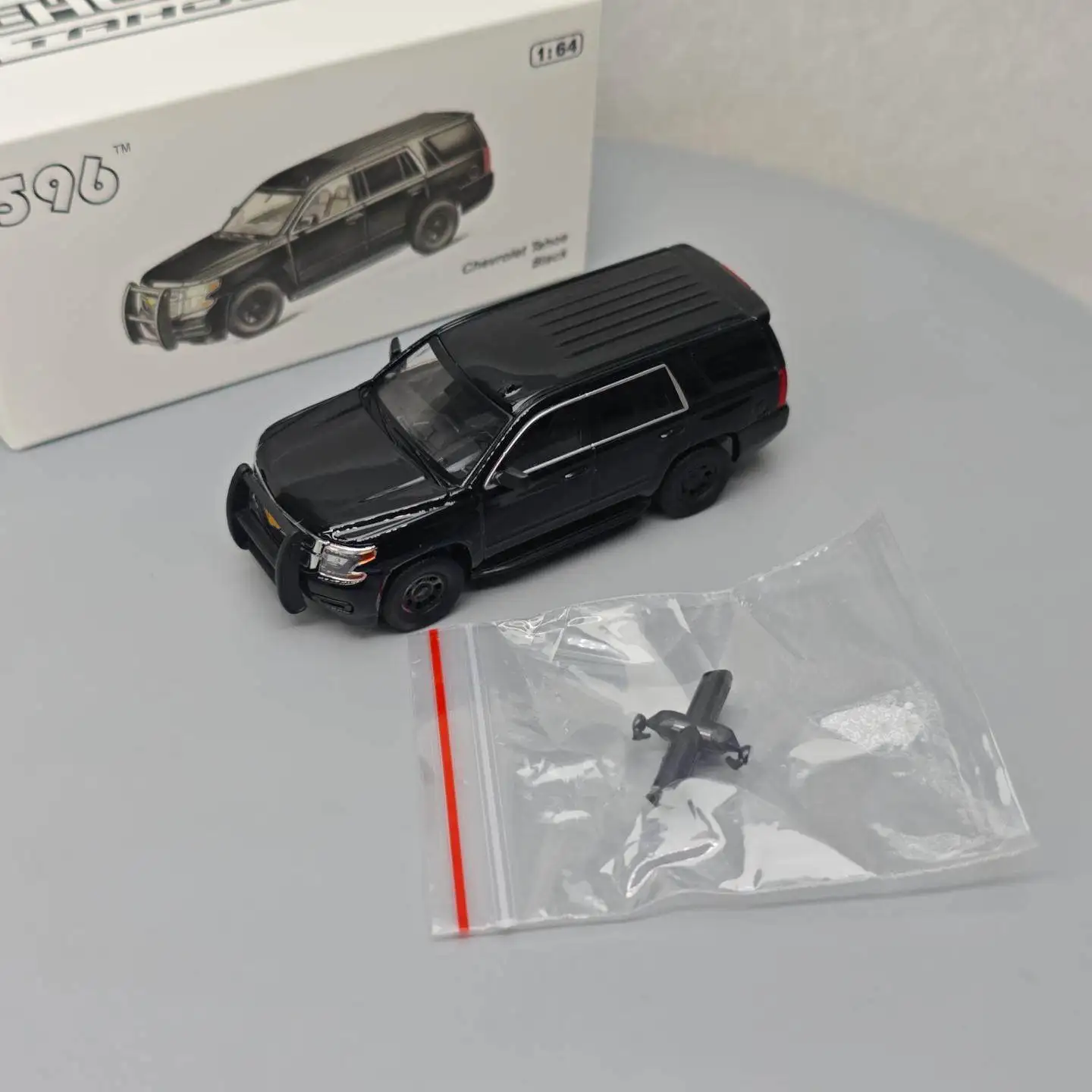 

Модель автомобиля Chevrolet Tahoe 1:64, миниатюрная имитационная модель из сплава, коллекционная игрушка, украшение, подарок для хобби