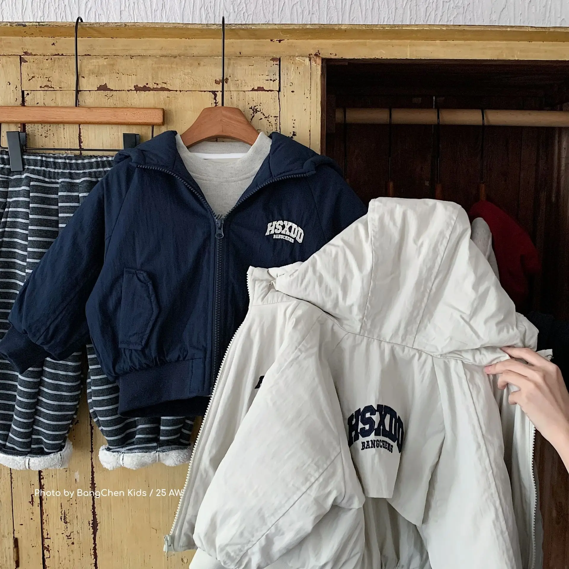 

Детские парки для мальчиков от 3 до 8 лет, плотная теплая детская хлопковая куртка с капюшоном для маленьких мальчиков, верхняя одежда с буквенным принтом для маленьких мальчиков, пальто, зимняя одежда