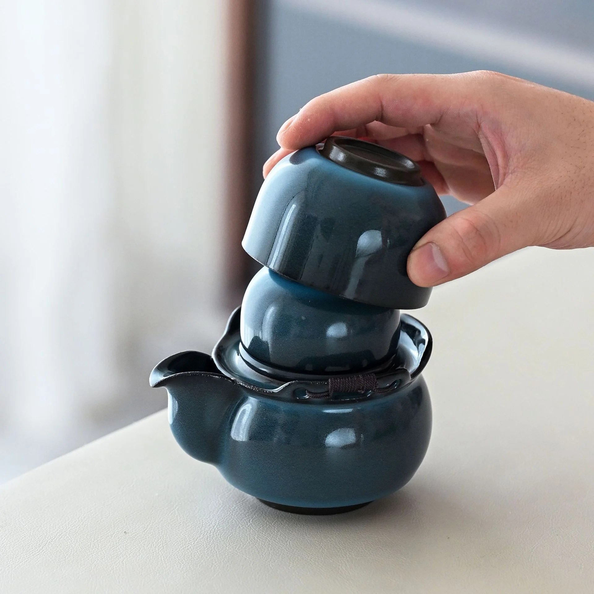 Ceramic Travel Tea Set Portable Gaiwan Handheld Teapot with 2 Cups Outdoor Car Office Mini Kung Fu Tea Pot Portable Drinkware
