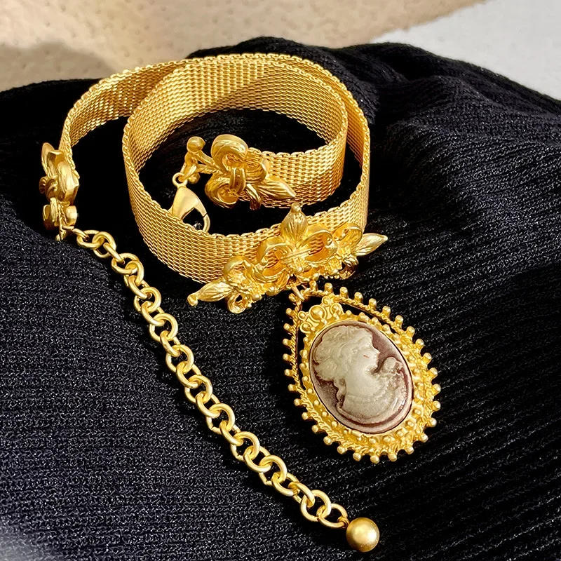Vintage Metal handmade necklace Fashion Oval Portrait pendant necklace collarbone chain women\'s statement jewelry gift