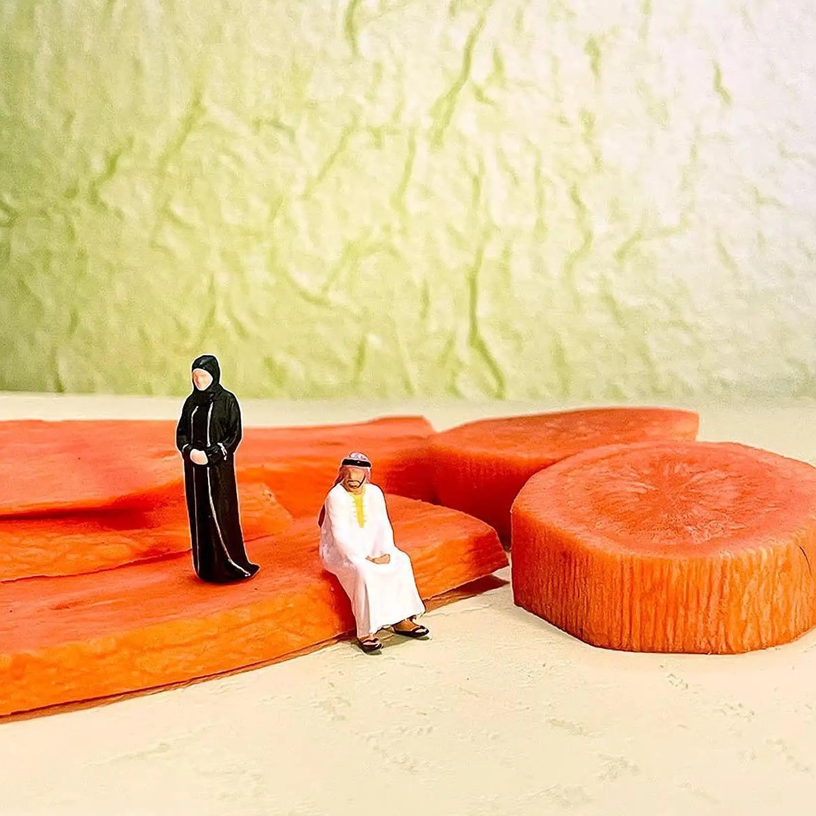 2Pcs 1/64 Figure Dioramas Tiny People Movie Props DIY Projects Desktop Ornament Fairy Garden Hand Painted Figurine Layout