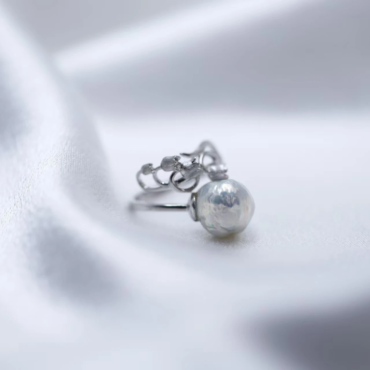 

Freshwater White and Blue Metallic Smooth-edged Baroque Silver Inlaid Pearl ‌Open Ring Fine Jewelry Versatile Gift