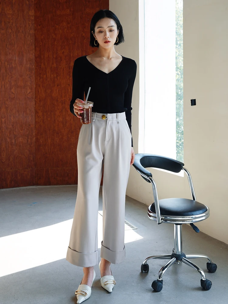 

Брюки Old New York с высокой талией, широкими штанинами, укороченные (длина 7/8), с эффектом утяжки живота, на эластичном поясе, слегка расклешенные.