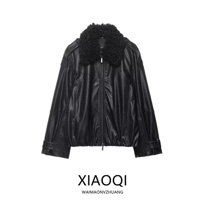 

Куртка с эффектом кожи для женщин, модный универсальный дизайн, зимняя новинка 2025 года, на молнии, с длинными рукавами, приталенный крой, укороченная.