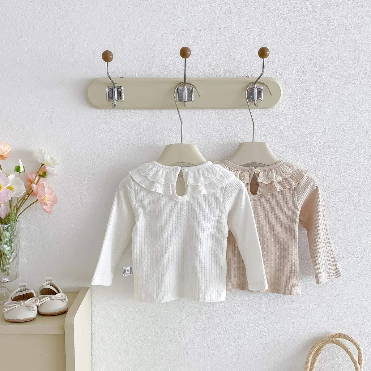 Girls' Lace Ruffle Collar Ribbed Long-Sleeve Base Shirt, Baby Gentle Style Lace Round Neck Back-Buttoned Inner Top, Versatile Children's Clothing for Spring and Autumn