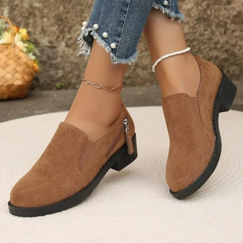 Neue Damen Pumps Round Toe Mid Heel Schuhe für Damen Slip-On Plattform Slipper Outdoor kausale einfarbige Metall dekoration Schuhe