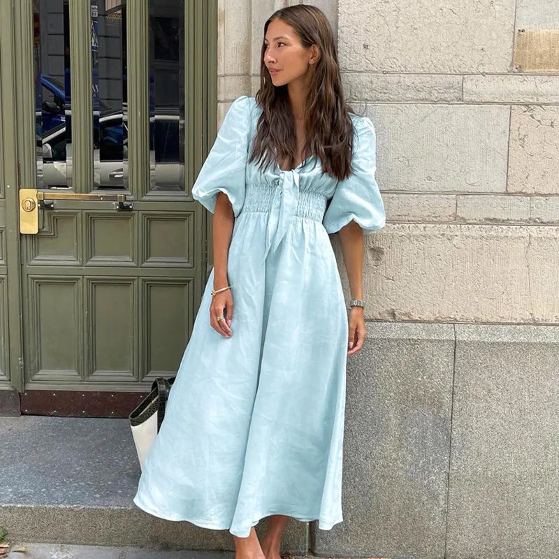 Abito longuette chic con maniche a sbuffo per l'estate 2025 con scollo a V e tessuto in cotone e lino con vita smock per un aspetto diurno Breezy