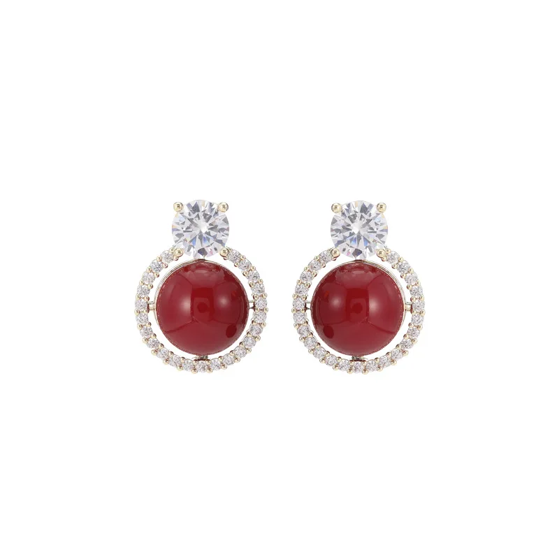 The popular red earrings in autumn and winter are exquisitely designed with a unique and fashionable style