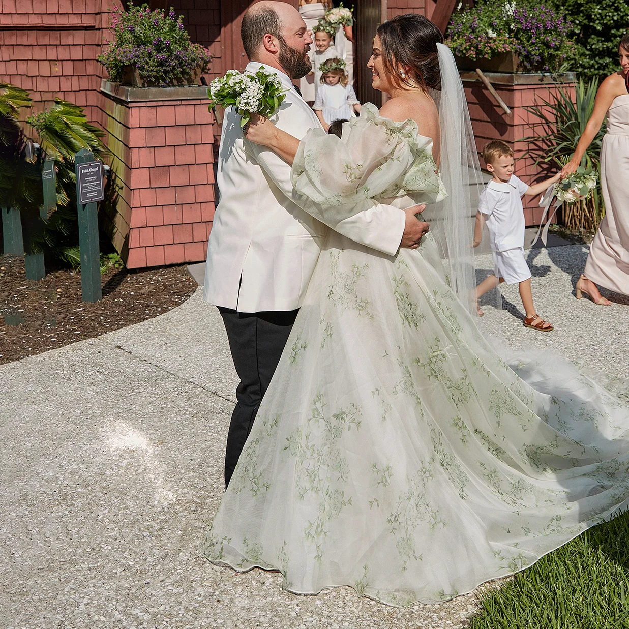 Vestido de fotografía de boda de flores verdes con mangas largas abullonadas, vestidos de novia bohemios de gran tamaño con botones y hombros descubiertos personalizados para jardín