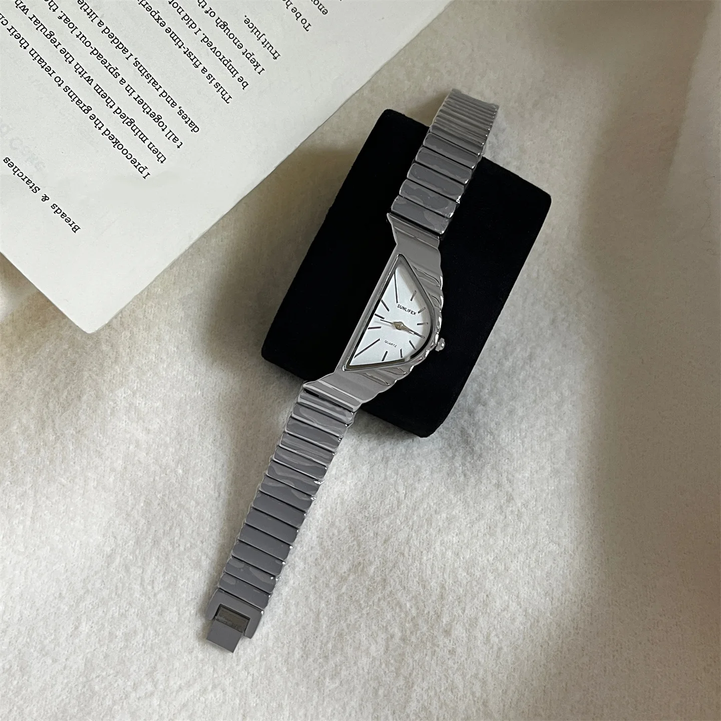 Unique Design, Luxurious And Fashionable Quartz Watch For Women; A Distinctive Timepiece, A Stylish And Luxurious Women'S Watch.