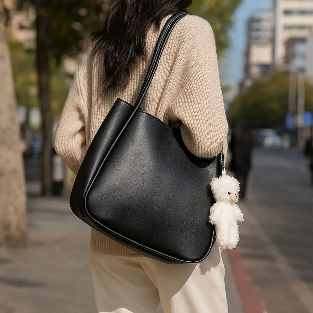 

Сумка на плечо из искусственной кожи в корейском стиле, однотонная мягкая сумка-тоут с подвеской в виде медведя, большая вместительная сумка для подмышек для работы, покупок