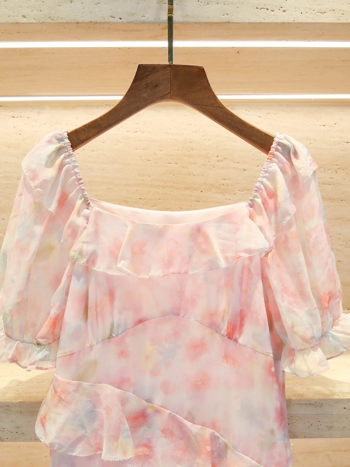 高級感のある夏らしい花柄プリントのスリット入りスクエアカラーAラインロングドレス（ナニューエレ）若いプロフェッショナル女性向け