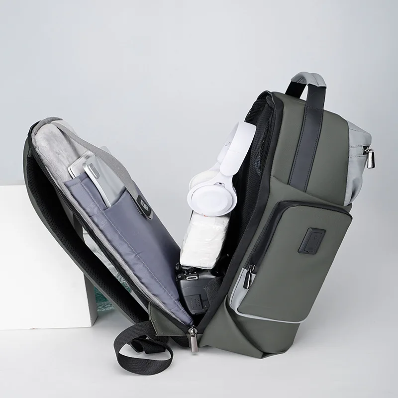 Large capacity business commuting backpack