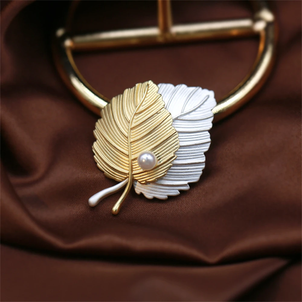 Exquisite Vintage Maple Leaf Pearl Brooch Sweater Suit Lapel Pins for Women Girl Backpack Jewelry Accessories Couple\'s Gift