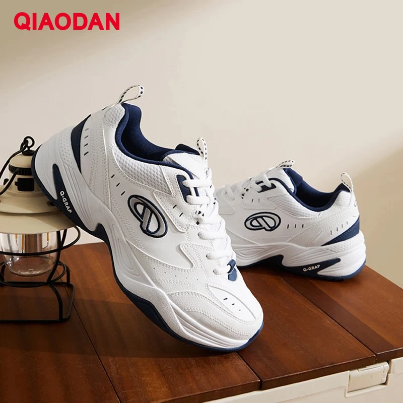 QIAODAN Sepatu Tenis Santai untuk Pria 2025 Musim Gugur Baru Tahan Air Hangat Ringan Sepatu Olahraga Bertali Fashion Pria QXL043251309