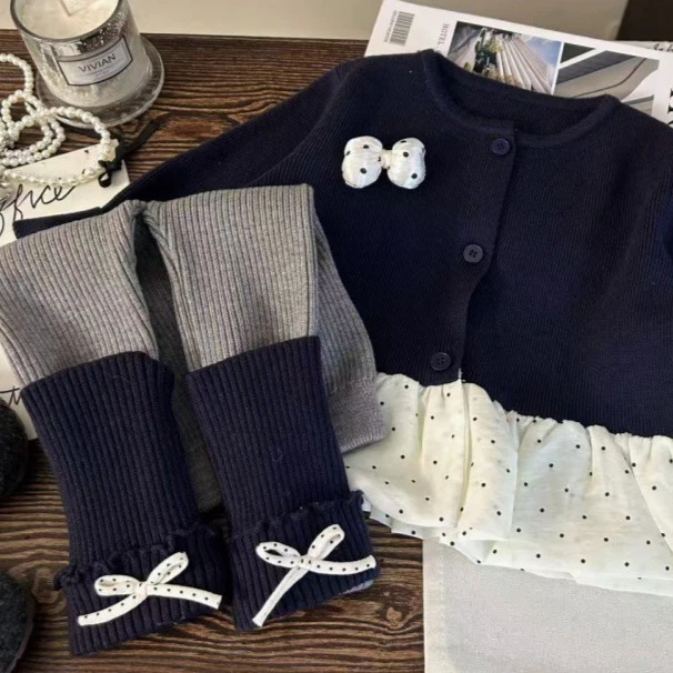 

Костюм для девочек, осень 2023, новая детская одежда, свитер в горошек для девочек, кардиган, носки с ворсом и бантом, леггинсы, два комплекта