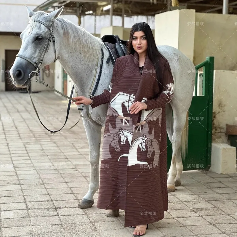 Elegante braune plissierte Abaya mit Pferdedruck – langer islamischer Kaftan für Frauen, bescheidene Mode-Robe, perfekte lässige formelle Anlässe